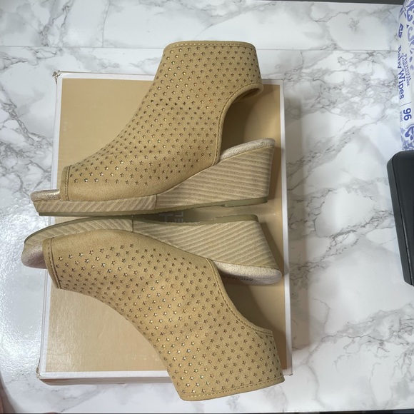 Michael Kors Cate Foe sand bootie/sandal with a wedge heel sz 2Y - Picture 5 of 11
